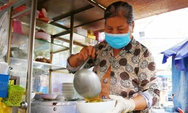 Được 'vua đầu bếp' Mỹ ghé thăm, quán vỉa hè TPHCM nổi tiếng thế giới