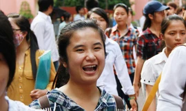 Thí sinh tươi cười ra khỏi phòng thi môn Tiếng Anh (khối A1) kết thức đợt thi thứ nhất