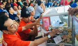 NSND Hoàng Dũng bên hòm tiền từ thiện