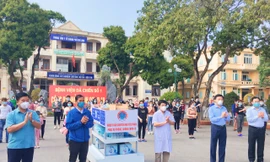 Trường Đại học Sao Đỏ tiếp tục thần tốc chế tạo 2 robot cùng tỉnh Hải Dương phòng, chống COVID-19