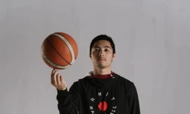 Chàng sinh viên chơi tại giải bóng rổ chuyên nghiệp VBA