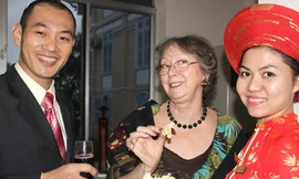 Bà Kathleen (giữa) thưởng thức món mứt Tết cổ truyền của người Việt Nam Ảnh: Nguyễn Huy