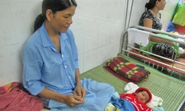 Cháu bé con của sản phụ Võ Thị Liễu được cứu sống một cách hy hữu. Ảnh: Ngọc Văn