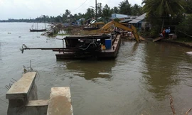 50m kè sông vừa xây xong bỗng sụp đổ