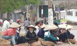 Chờ việc tại chân cầu Chương Dương