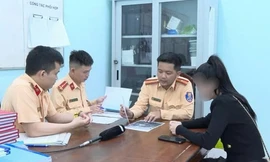 Phạt nữ tài xế lái Mercedes đỗ ngược chiều ở Nha Trang