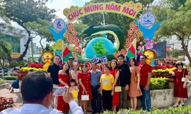 Người dân phố biển Nha Trang nô nức du xuân trong ngày đầu năm