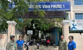 Hai cha con xông vào lớp lôi giáo viên ra sân trường đe dọa, xé áo làm nhục