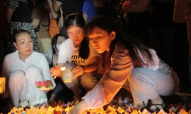 3.000 hoa đăng đẹp lung linh được thả xuống sông Cái Nha Trang 