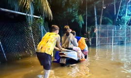 Nhiều nơi ở Nha Trang ngập nặng, nước tràn vào nhà dân