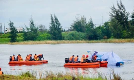 Diễn tập khẩn nguy máy bay hạ cánh trượt đường băng, lao xuống hồ