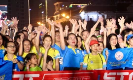 Hơn 3.000 vận động viên 'đội mưa' chạy giữa đêm Nha Trang