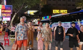 Phố 'Tây' Nha Trang sôi động trở lại nhờ khách Nga