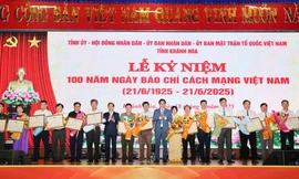 Báo Tiền Phong nhận Bằng khen của Chủ tịch UBND tỉnh Khánh Hòa