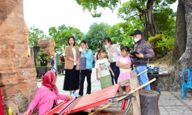 Du khách xem nghệ nhân Chăm làm gốm, dệt thổ cẩm ngày Tết