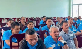 Tài xế xích lô hào hứng đến lớp học tiếng Anh miễn phí