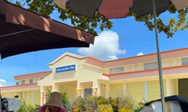 Chợ xây chục tỷ bỏ không, tiểu thương ra sân vận động buôn bán