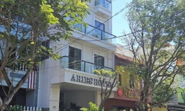 Cưỡng chế 'cắt' 2 tầng xây trái phép của khách sạn ở Phú Yên