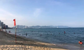 Trục vớt sà lan bị chìm ở biển Nha Trang trong khoảng 20 ngày 