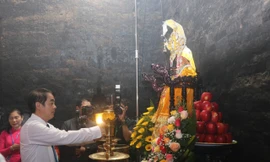 Tháp Bà Ponagar Nha Trang đón hàng chục nghìn người đến dâng hương