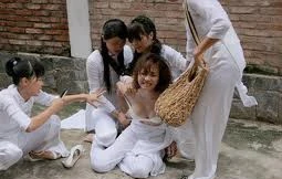 ‘Áo trắng’ sa vào vòng tội lỗi