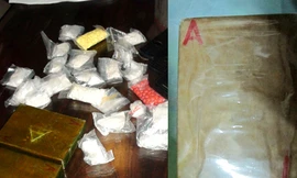 Tang vật là các bánh ma túy và viên thuốc lắc, hồng phiến...