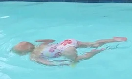 Elizabeth ngụp mặt trong nước bới một mạch