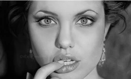 Cô gái vẽ chân dung đẹp như ảnh chụp