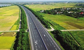 Bộ Chính trị: Ưu tiên nguồn lực đầu tư hoàn thành đường bộ cao tốc Bắc - Nam phía Đông