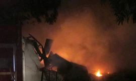 Lửa to, lan nhanh khiến việc tiếp cận hiện trường gặp rất nhiều khó khăn