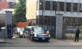 Cadillac limousine của tổng thống Mỹ bị mắc kẹt