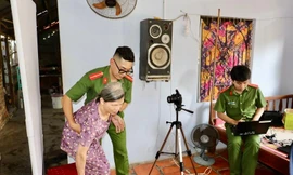 Tuổi trẻ Công an TP Cần Thơ đến tận nhà làm căn cước công dân cho các cụ già