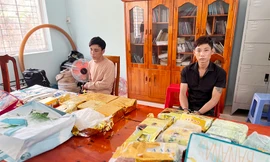 Bị công an truy bắt, 2 thanh niên ném hàng chục kg ma tuý xuống đường