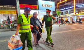 Công an xuống đường trong đêm, mang Xuân đến những mảnh đời khó khăn