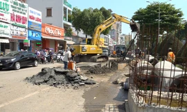 Đường phố Cần Thơ ngổn ngang, 'bẫy đinh' những ngày cận Tết