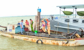 Cần Thơ: Phát hiện tàu chở hơn 4.000 lít dầu lậu trên sông Hậu