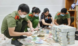 Thu giữ số lượng lớn ngoại tệ khi bắt quả tang 2 kẻ mua bán vàng nhập lậu