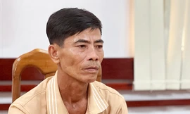 Một thanh niên nằm chết trên bãi cỏ, hung thủ gây án chính là cha ruột 