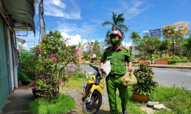 Chiến sĩ công an tình nguyện đi chợ, mua thuốc mang tận nhà người dân