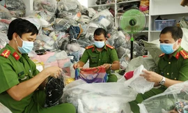 Bán hàng không thiết yếu, một cơ sở bị thu hơn 14.000 sản phẩm lậu