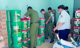 Bắt đối tượng kinh doanh hàng nghìn lít dầu nhớt giả nhãn hiệu nổi tiếng