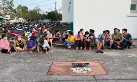 Triệt phá sòng bài, bắt giữ hàng chục con bạc 