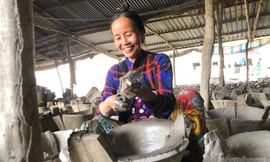 Độc đáo nghề 'vọc bùn' miền Tây, bán 2.000 lò đất dịp Tết