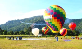 Người miền Tây đổ xô ngắm khinh khí cầu đa sắc dưới chân Phụng Hoàng Sơn