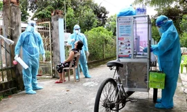 'Xe cá viên chiên' lấy mẫu xét nghiệm tận nhà người dân
