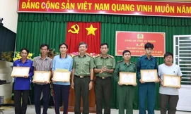 Khen thưởng sáu người ứng cứu 40 công dân bơi qua sông sau khi trốn khỏi casino ở Campuchia 