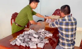 Bị truy đuổi, kẻ buôn lậu ném 30.000 viên thuốc xuống đường rồi tẩu thoát