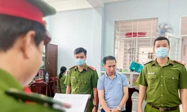 Bắt giám đốc chi tiền mua bằng bác sĩ