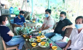 Hiệu trưởng tổ chức nhậu tại căn tin trường tiểu học bị cách chức