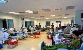 Đoàn viên thanh niên, cán bộ chiến sĩ công an TP Cần Thơ sẻ chia giọt hồng giữa mùa dịch